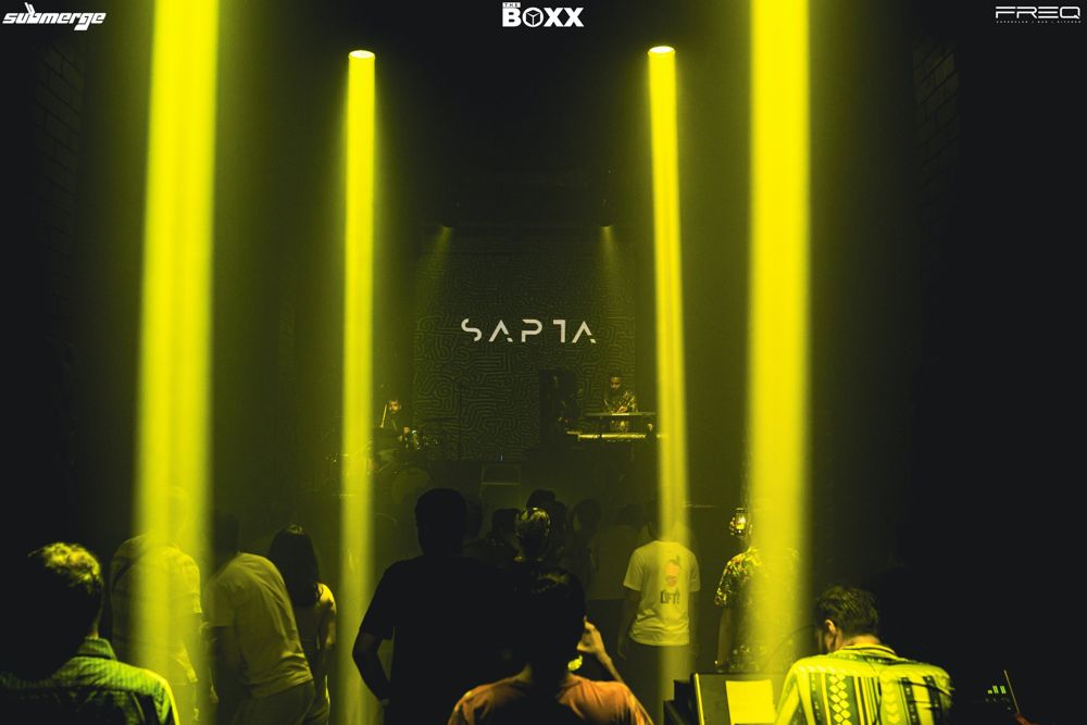 Sapta live, yellow beams over the crowd